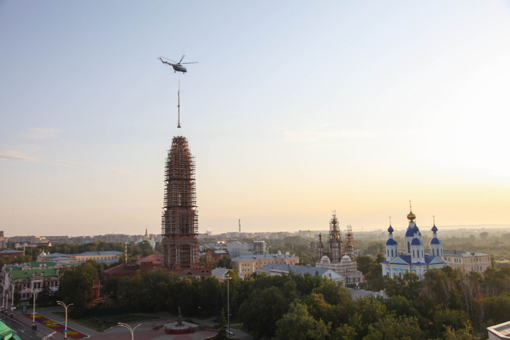 Установка креста на купол колокольни Казанского мужского монастыря. 2011 год