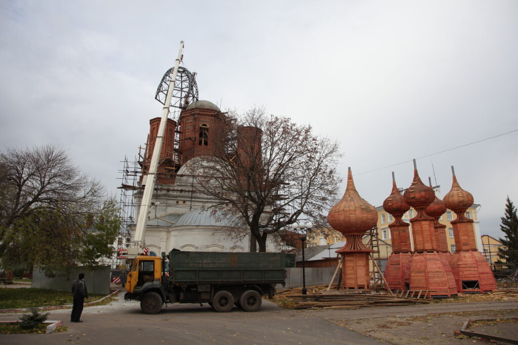 Установка куполов Иоанно-Предтеченского храма<br />Казанского мужского монастыря. 2010 год